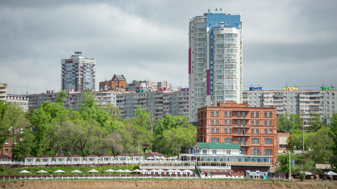 Город на правом берегу амура. Высотная застройка. Город Хабаровск. Волочаевская 186 Хабаровск. Хабаровск центр.