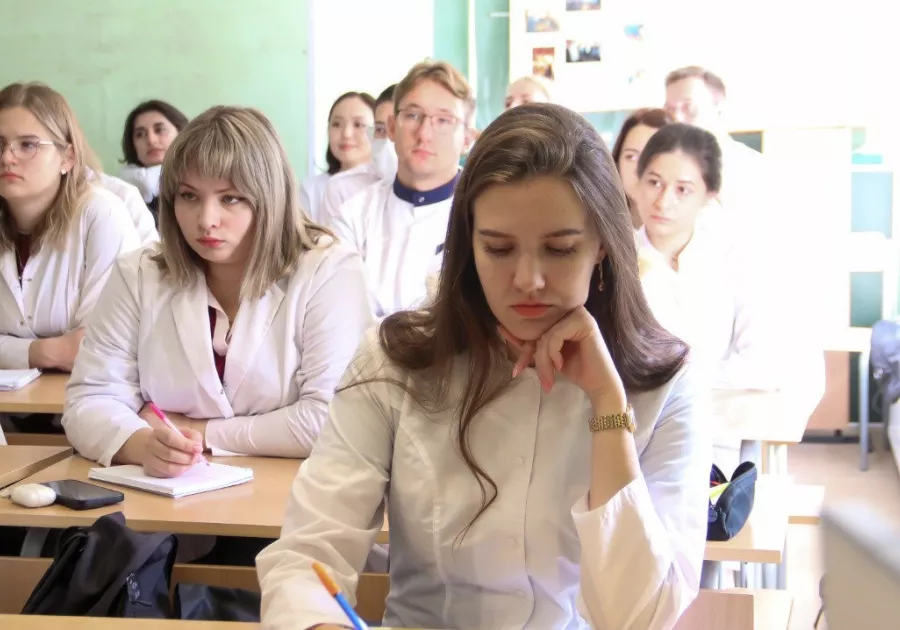 Юрий Тен передает опыт студентам