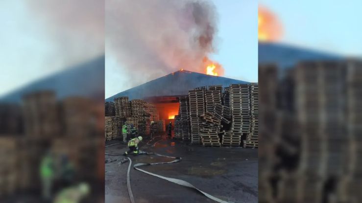 Спасатели ликвидировали пожар в ангаре с палетами в поселке Тельмана