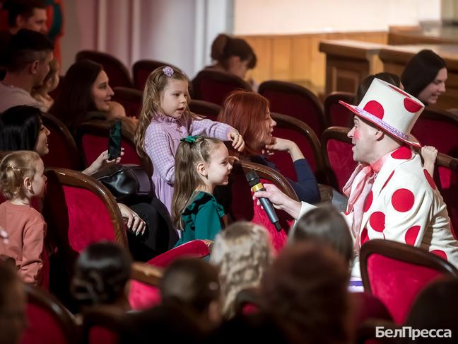 В Белгородском драмтеатре состоялась премьера новогоднего спектакля - Изображение 2