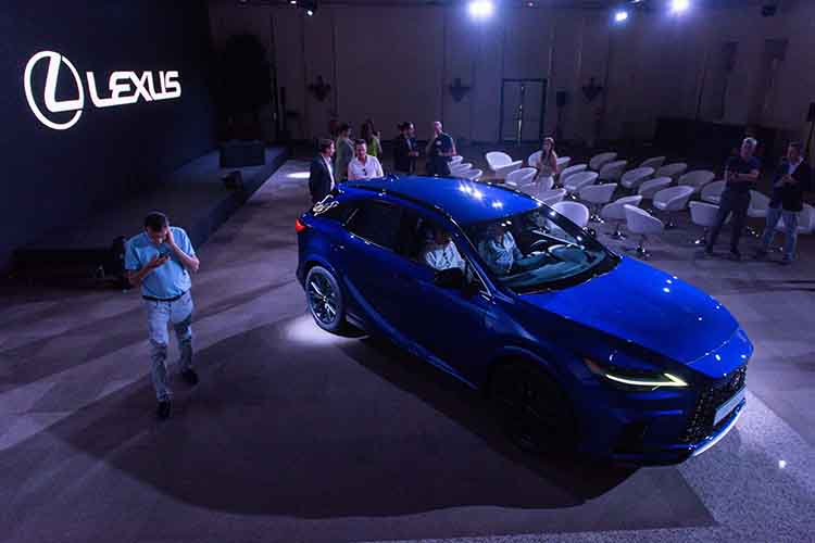 Самыми высокими у Lexus стали продажи бестселлера марки — обновленного RX, но и их было реализовано всего 25 штук