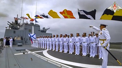 Российские моряки на борту фрегата «Адмирал Флота Советского Союза Горшков» в ходе визита в порт Ричардс-Бей, 22 февраля 2023 года