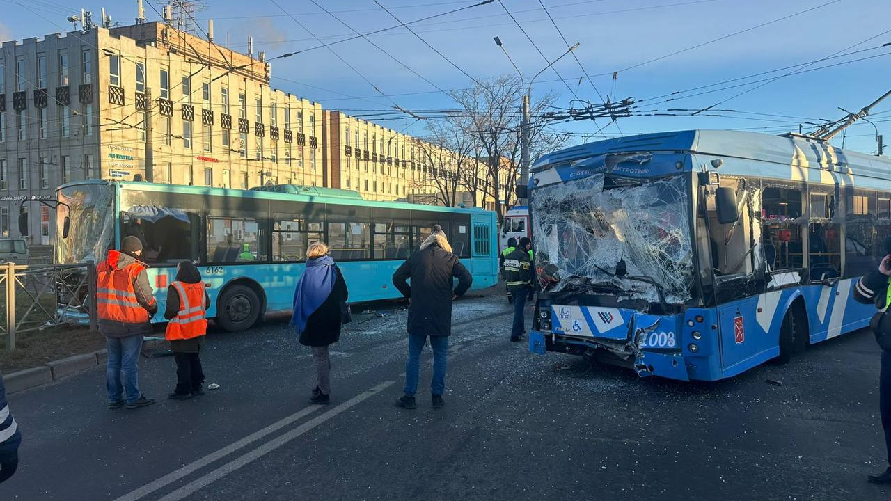 ДТП с автобусом и троллейбусом парализовало движение в Петербурге, двое пострадали