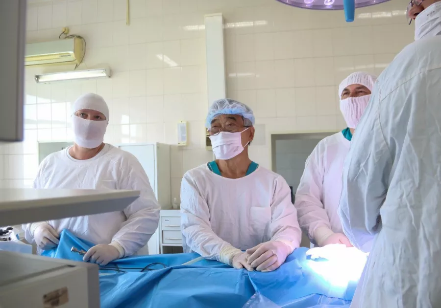 Хирург Юрий Тен на операции