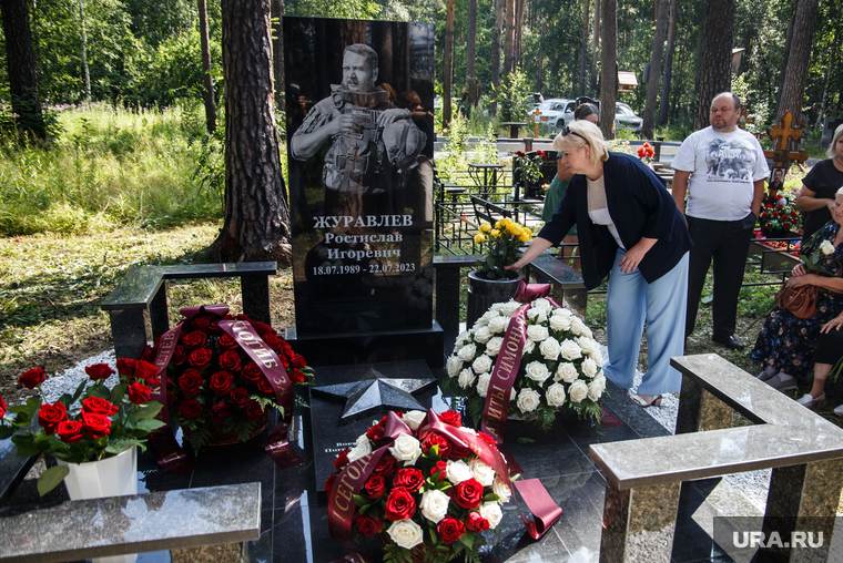 На могиле военкора Ростислава Журавлева. Екатеринбург , журавлева екатерина, журавлева людмила, могила журавлева ростислава