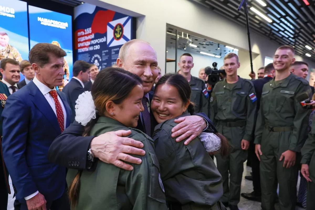 50-метровый шарф, трактор от Батьки и живые слова на Дворцовой. Самые необычные подарки ко дню рождения Путина