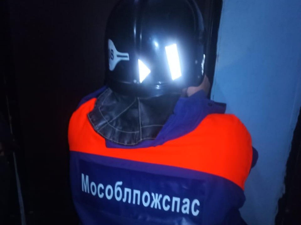 Спасатели помогли жительнице Можайска попасть в запертую квартиру к больному мужу