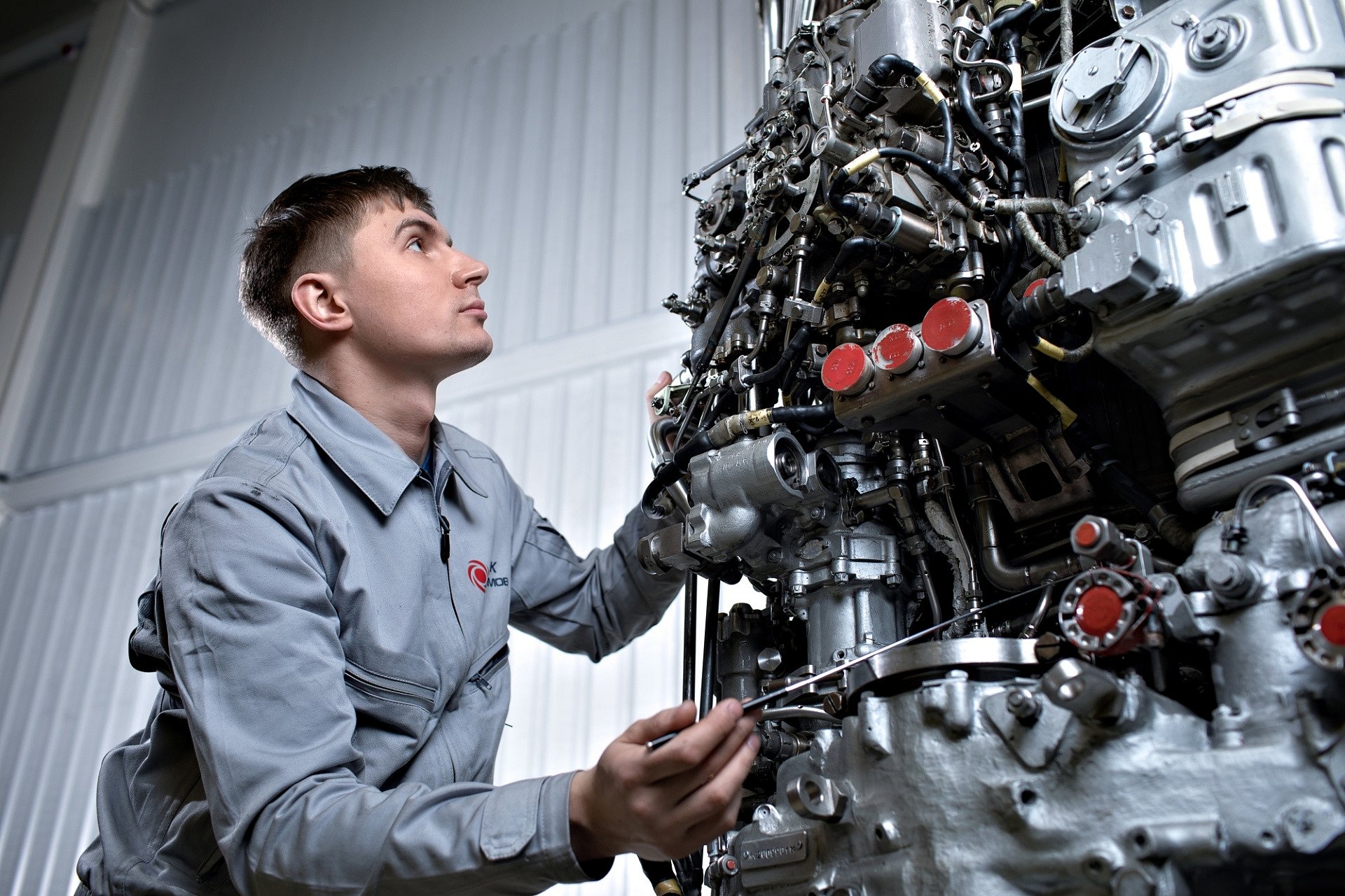 Инженер конструктор авиационных двигателей. Корабельный дизельный двигатель. Ms5002e газовая турбина. Двигатели летательных аппаратов. Техник авиационных двигателей.