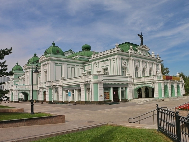Ремонтировать кровлю Омского драмтеатра доверили компании «Трестстрой-2000»