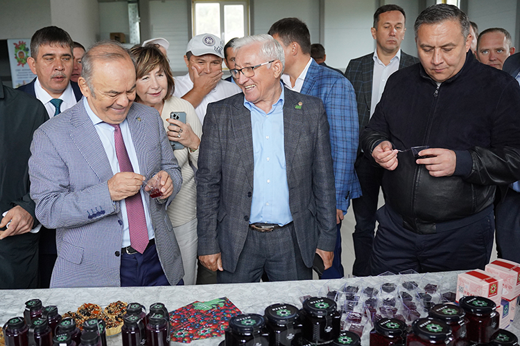 «Господдержка фермеров и ЛПХ — в среднем 20 процентов от общего объема поддержки сельского хозяйства, который составляет около 3 миллиардов рублей. А мы предлагаем оказывать госпомощь, пропорционально объему производства»