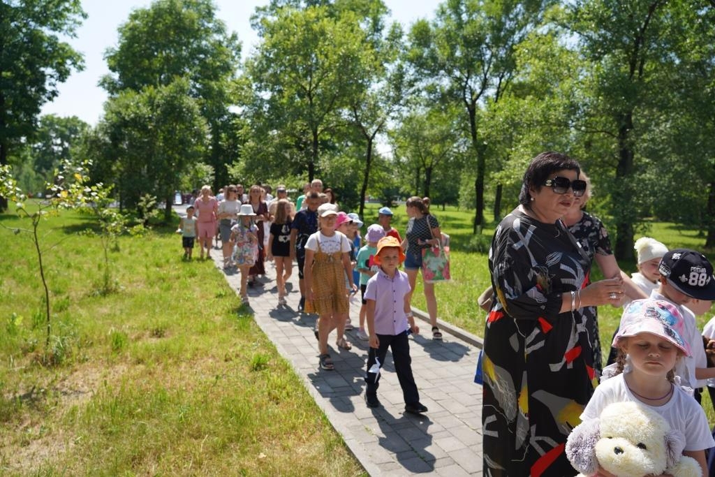 В память о погибших детях Донбасса юные уссурийцы сделали несколько десятков журавликов