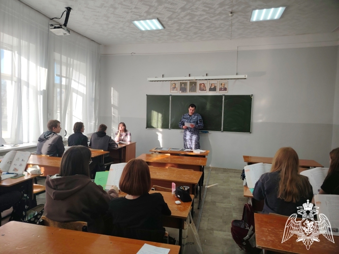 Сотрудники Росгвардии провели урок мужества в Острогожской школе Воронежской области 