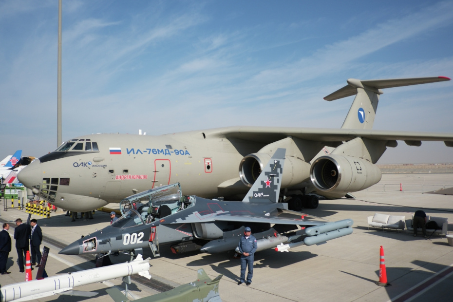 Учебно-боевой самолет Як-130М и военно-транспортный самолёт Ил-76МД-90А (на втором плане) на Международном авиационно-космическом салоне Dubai Airshow-2025 в Дубае