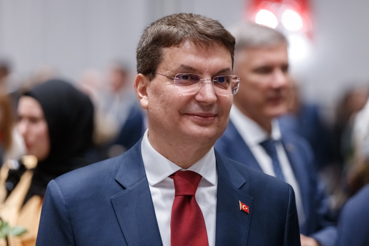 Генеральный консул Турции в Казани Йылмаз Угур в июне этого года организовал концерты Эльмира Низамова и Эльмиры Калимуллиной в турецкой столице Анкаре и старинном городе Эскишехире