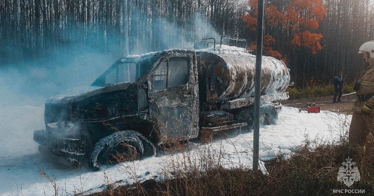 Рядом с Пугачёво загорелся бензовоз 