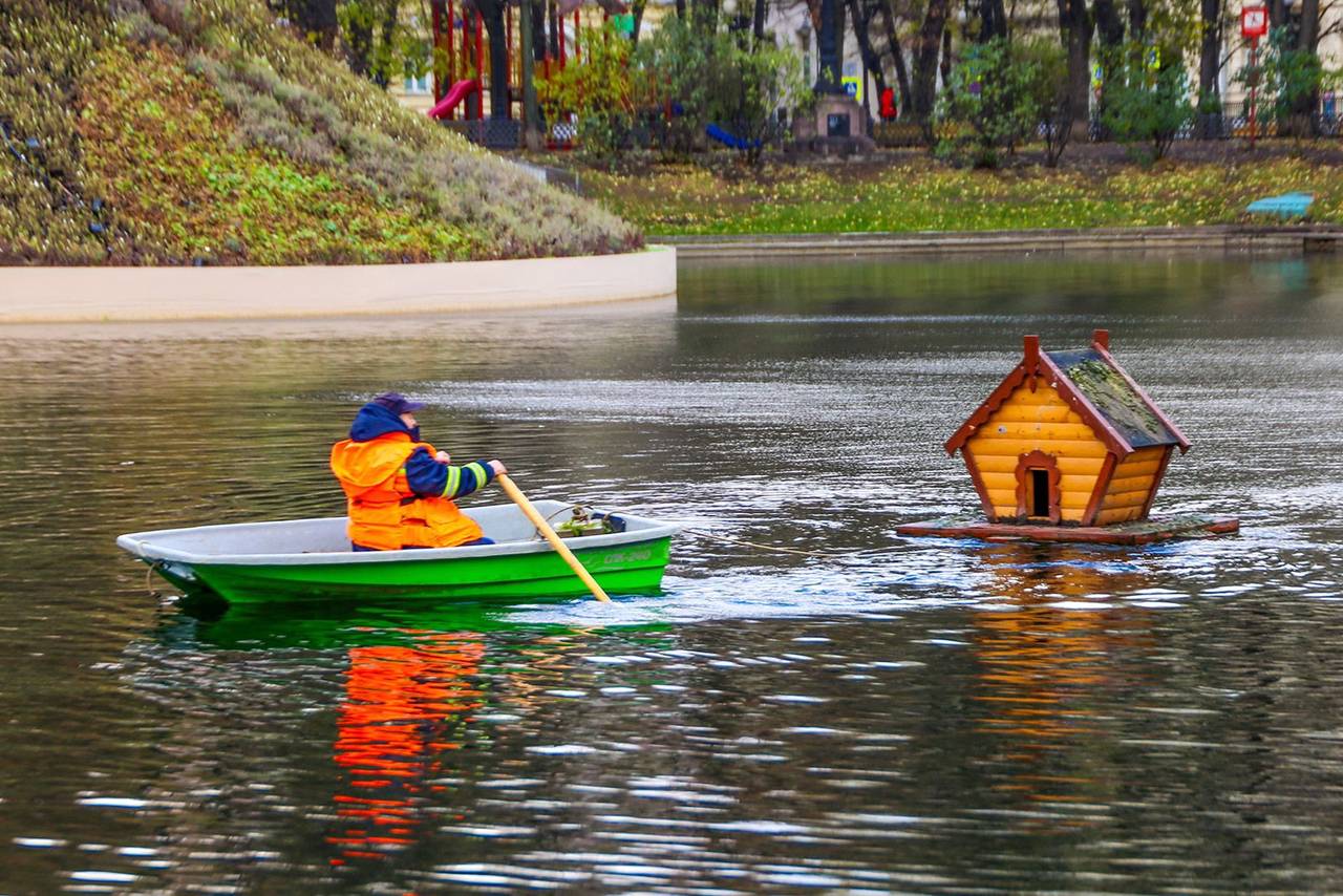 Данный процесс требует тщательной организации, так как вес каждого домика варьируется от 30 до 50 килограмм. Фото: пресс-служба комплекса городского хозяйства Москвы