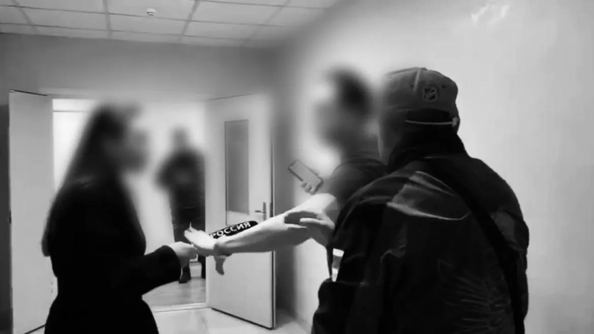 Законная профессиональная деятельность журналистов. Предстанет перед судом. Суд уголовное дело. Нападение на журналистов абстракция