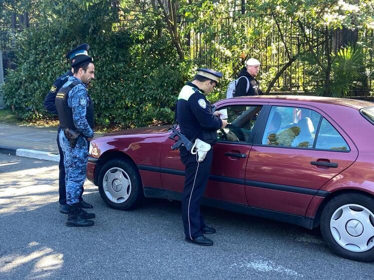 В Сочи арестовали автомобили должников почти на 4 миллиона рублей