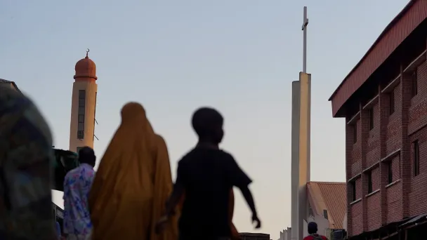 Католическая церковь Святого Иосифа и центральная мечетью в Кадуне, Нигерия (Фото Marvellous Durowaiye / Reuters)