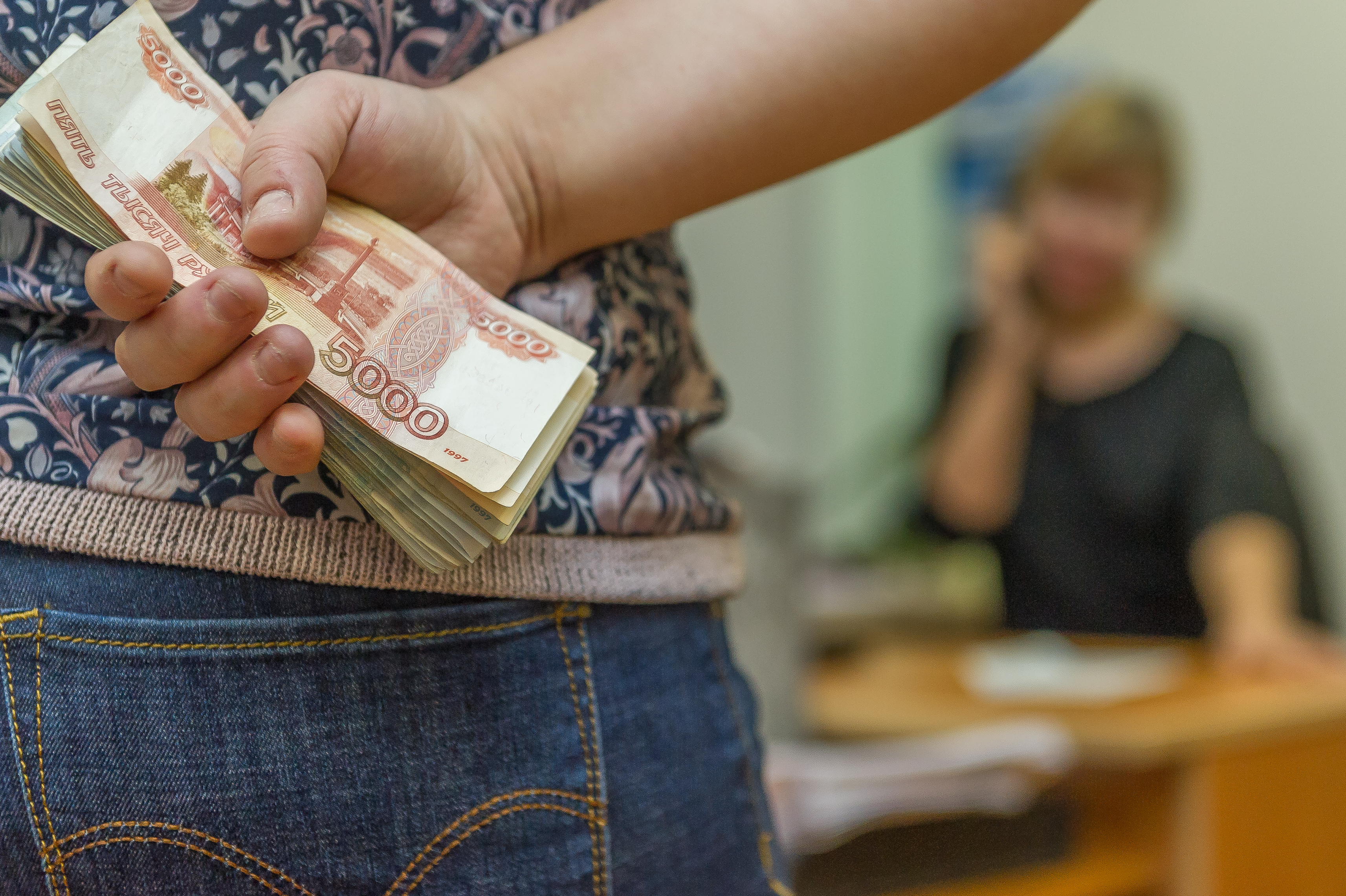 Ворует деньги. Кража денег. Женщина похитила деньги. Присвоила деньги.