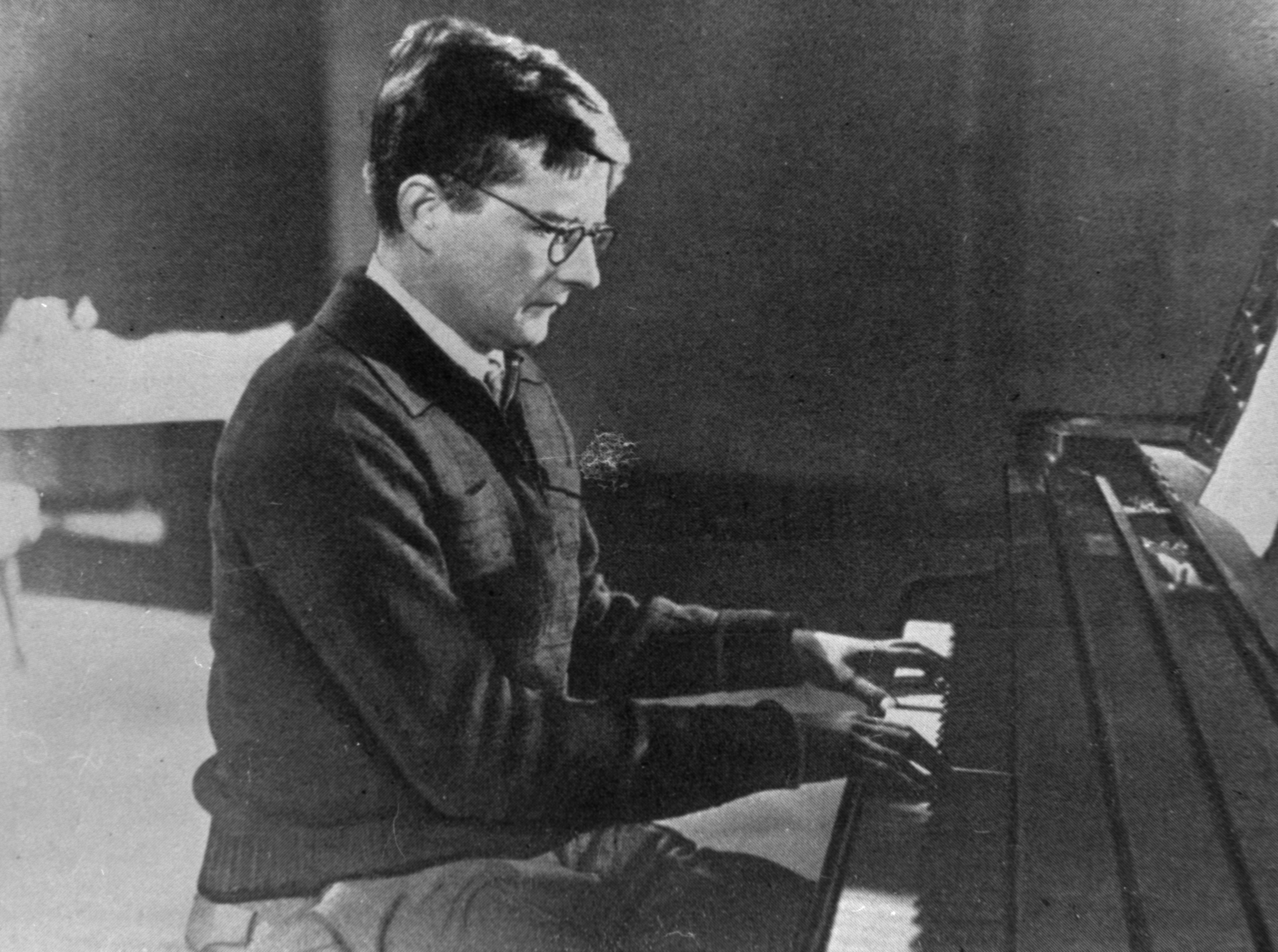 Седьмая шостаковича. Дмитрий Шостакович Ленинградская симфония. Дмитрий Шостакович в блокадном Ленинграде. 7 Симфония Шостаковича в блокадном Ленинграде. Седьмой (Ленинградской) симфонии композитора д. д. Шостакович.