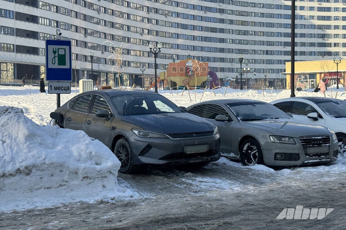 Таксисты занимают все зарядки? Что происходит на электрозаправках днем