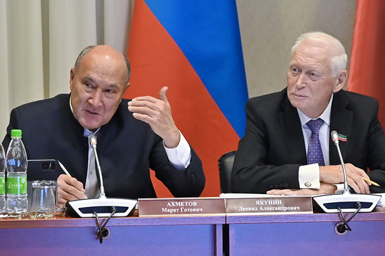 «Согласно докладу, очень высокая социальная нагрузка на бюджет. 85 процентов расходов на соцзадачи. Тем более динамика такая, что каждый год нагрузка на 1 процент растет. Учитывая практику работы прошлых лет, какие резервы для оптимизации затрат видит Счетная палата?» — поинтересовался Ахметов