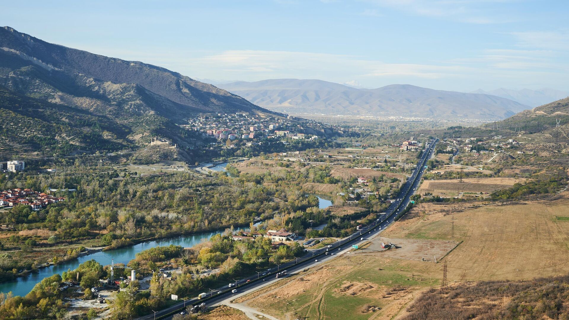 Вид на трассу Восток Запад и горы Грузии - Sputnik Грузия, 1920, 01.12.2025