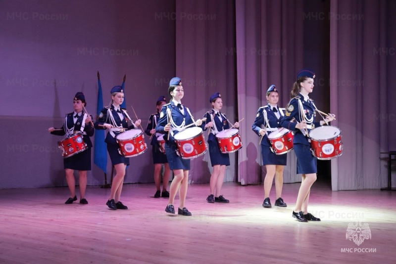 Сотрудники регионального МЧС вручили выпускникам дипломы об образовании