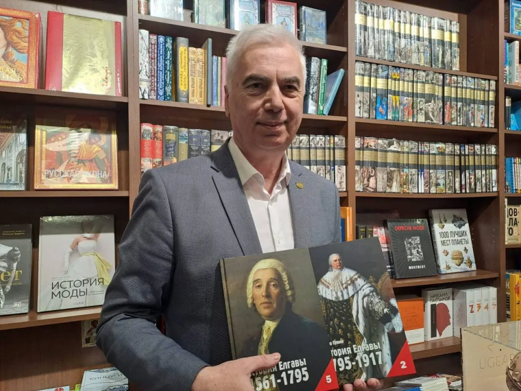 Латвийская прокуратура предъявила обвинения историку Виктору Гущину