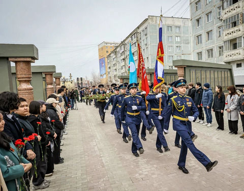 В Якутске возложили цветы к мемориальному комплексу «Солдат Туймаады» и провели Урок мужества