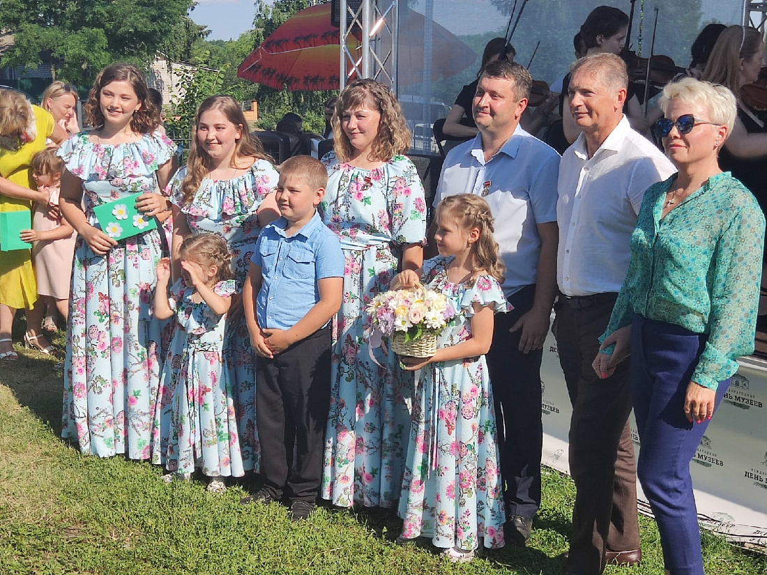 450 тыс многодетным в 2024 году. Многодетная семья в Октябрьском районе Курской области.