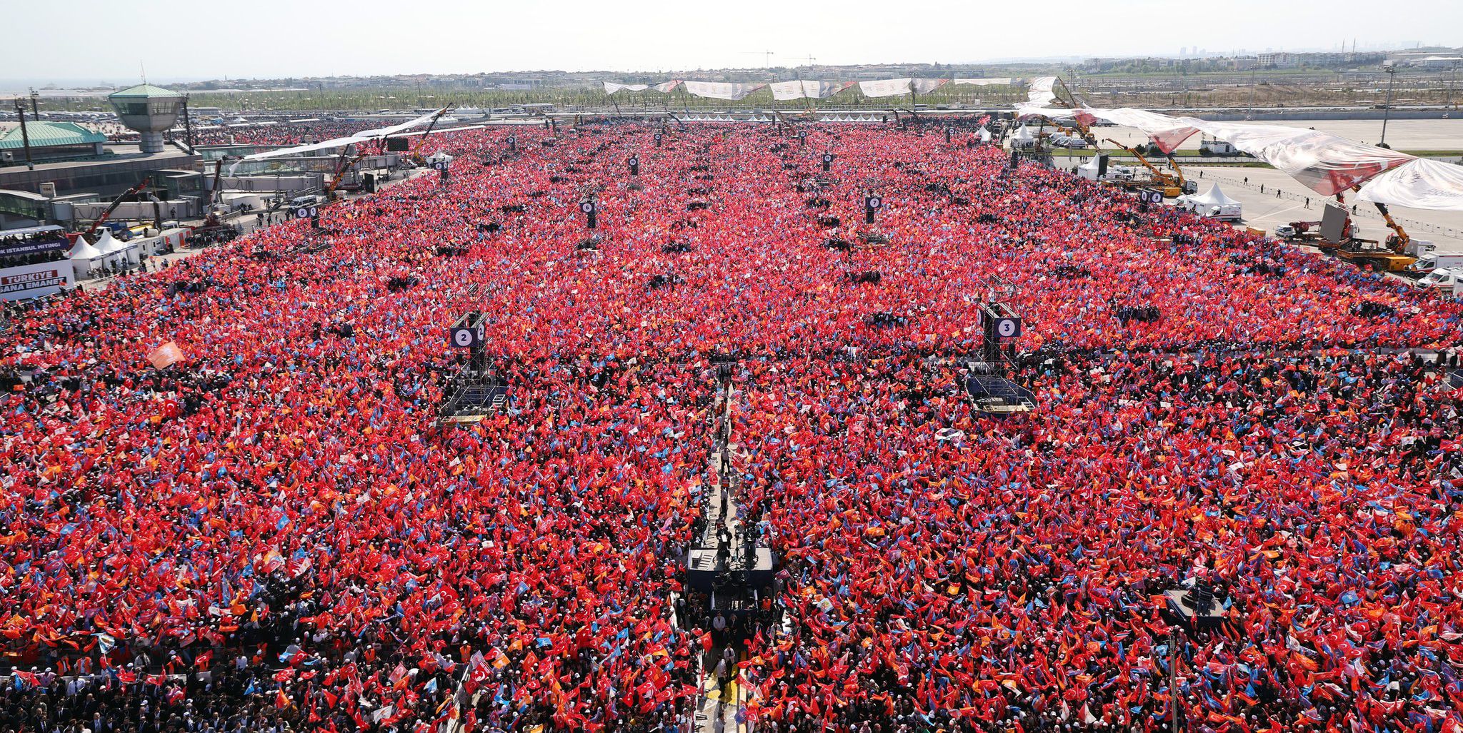Митинг в поддержку Реджепа Тайипа Эрдогана во время предвыборной кампании на президентских выборах в Стамбуле, Турция. 07.05.2023