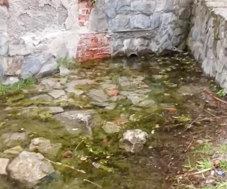 Томские коммунальщики прочистили водосток у «Божьей росы»