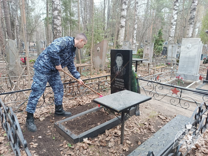 В преддверии Дня Победы кировские росгвардейцы посетили могилы ветерана и коллег, погибших при исполнении служебных обязанностей