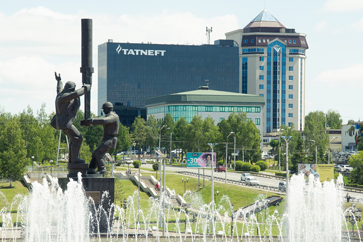 «Татнефть» — это не только становой хребет экономики Татарстана и его мать-кормилица. Компания играет важную роль и в масштабах России