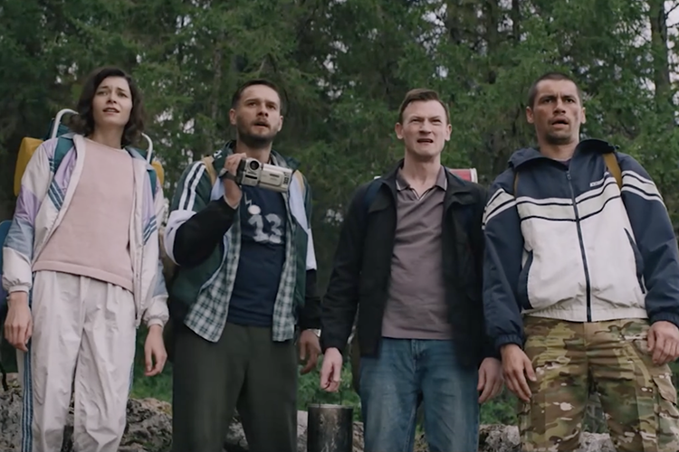 Четверка молодых людей, потерявшихся не столько в лесу, сколько в собственной жизни, череда опасностей и испытаний, которые их поджидают, — где-то мы это однозначно видели, но сериал имеет удивительный гипнотический эффект