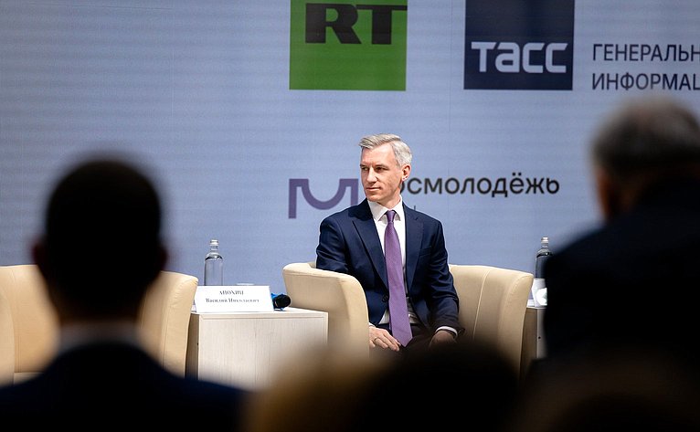 В Смоленске прошла патриотическая экспедиция «Код непокорённых» с участием молодых активистов из разных регионов России и Беларуси. Пленарная дискуссия проекта «Код непокоренных»