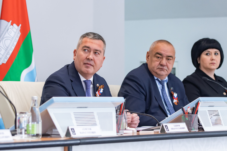 По нашим данным, в течение этого года в чиновничьих кабинетах проводились обыски в рамках возбужденного уголовного дела в отношении неустановленных должностных лиц по преступлениям, совершенным во время руководства районом Закировым