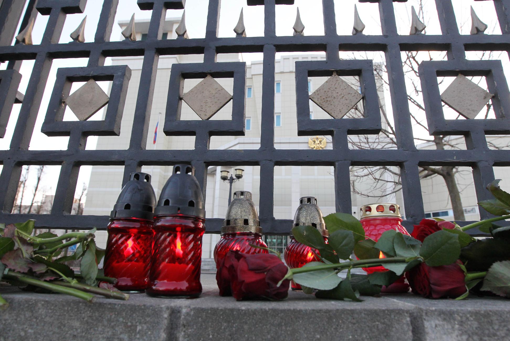 В Минске к зданию Посольства России люди несут цветы и лампады 