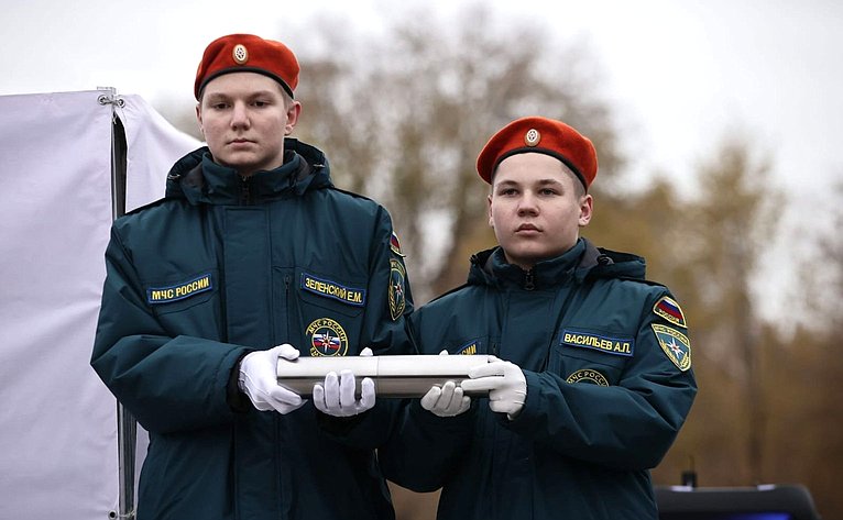 Церемония закладки капсулы на месте будущего памятника молодым строителям авиакомплекса и аллеи авиастроителей