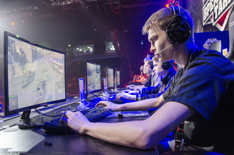 «Леста» быстро встроилась в официальную риторику: проводила цифровые парады Победы, отрисовывала Красную площадь, делала кампании по битвам ВОВ. Образцовый игрок на поле импортозамещения: патриотизм, традиционные ценности, великая история»