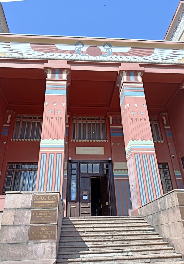 Необычное для сибирской архитектуры здание в стиле модерн в виде древнеегипетского храма (годы стройки - 1913-1929). 