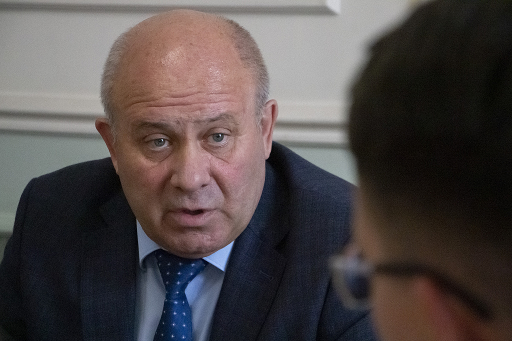 Собянин сергей семенович 2023. Мэр со. Олег боровский саянск. Кравчук сергей николаевич красноярск. Новосибирский актер депутат.