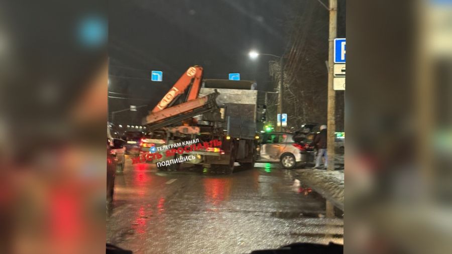 В Ярославле на Машиностроителей иномарки столкнулись с грузовиком и автобусом