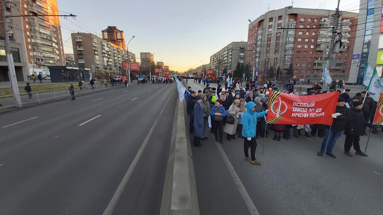 Открытие новосибирск. Жители Новосибирска. Открытие Стеллы в Новосибирске. Дорога перекрыта. Открытие Стеллы на площади Калинина Новосибирск.