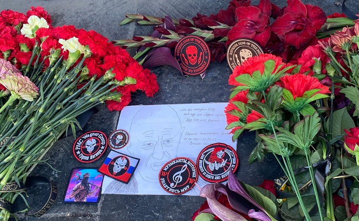 «Если цветы опять уберут, то завтра ещё принесём»: возле ростовского цирка создали мемориал в память о погибшем главе ЧВК «Вагнер»