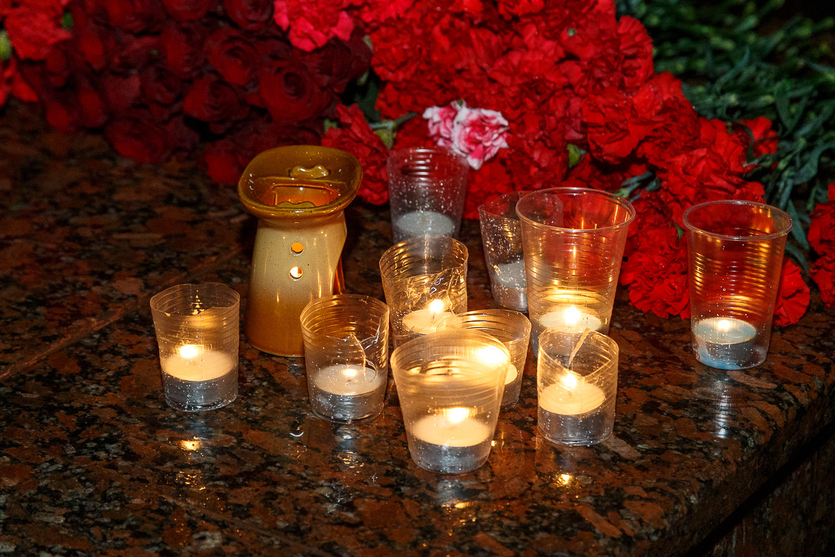 Изображение новости "Владимир Уйба почтил память погибших в результате теракта в ТЦ «Крокус Сити Холл»"