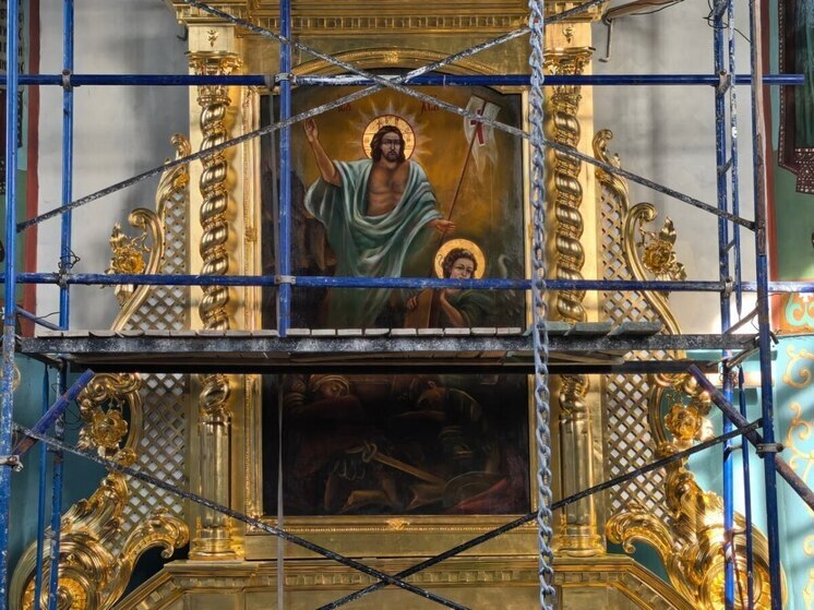 В храме в Печорах завершают установку иконостаса XVIII века