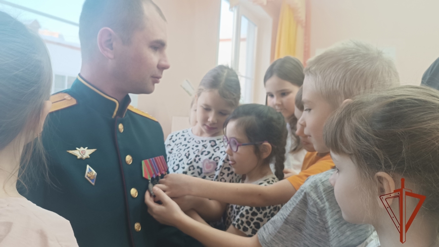 Зеленогорские военнослужащие провели встречи с воспитанника детских садиков